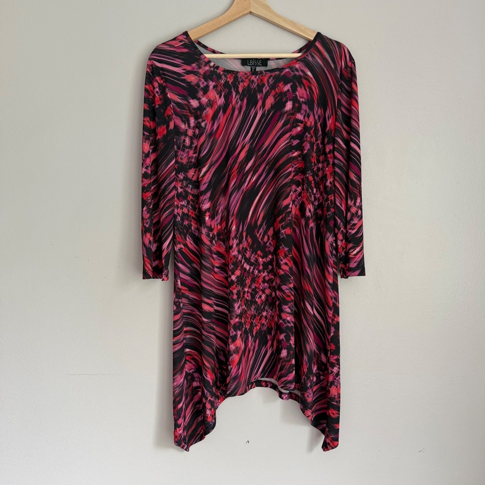 LBISSE XL Tunic Top Pink Red Black Abstract Sharkbite Hem 3/4 Sleeve Blouse